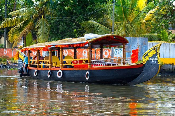 Full-day Shikara cruise in Alleppey backwaters