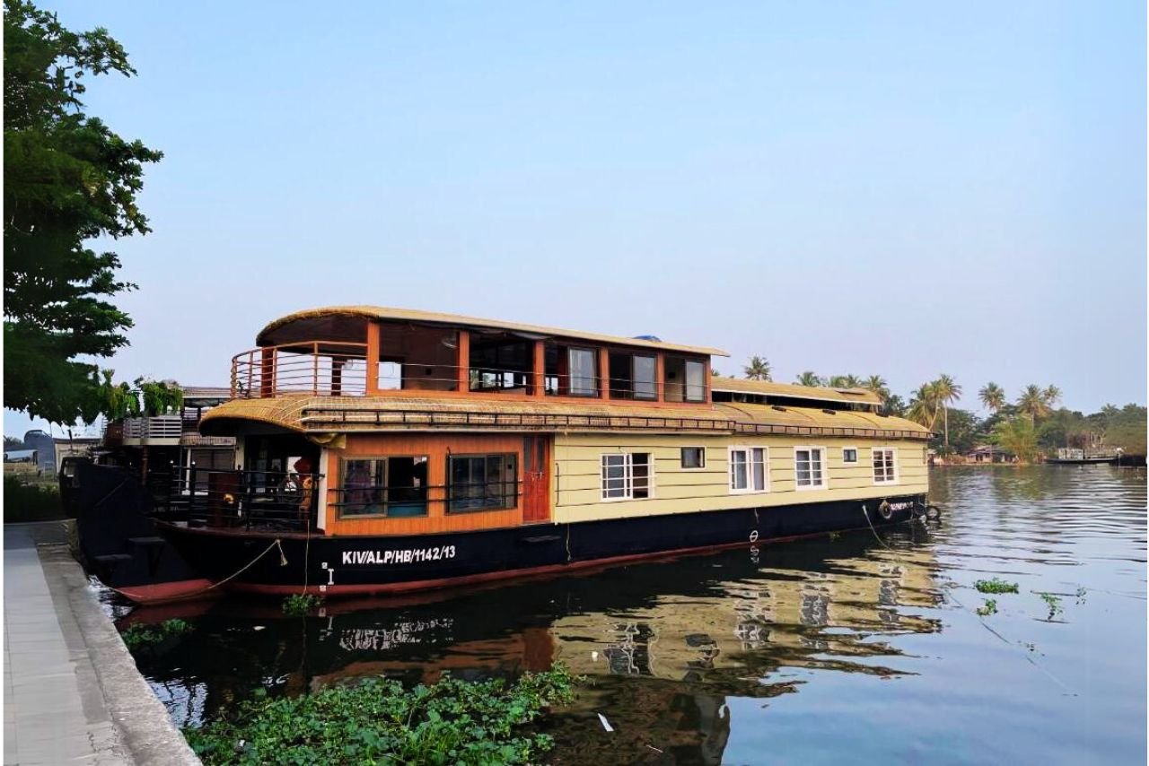 4 Bedroom Luxury Houseboat