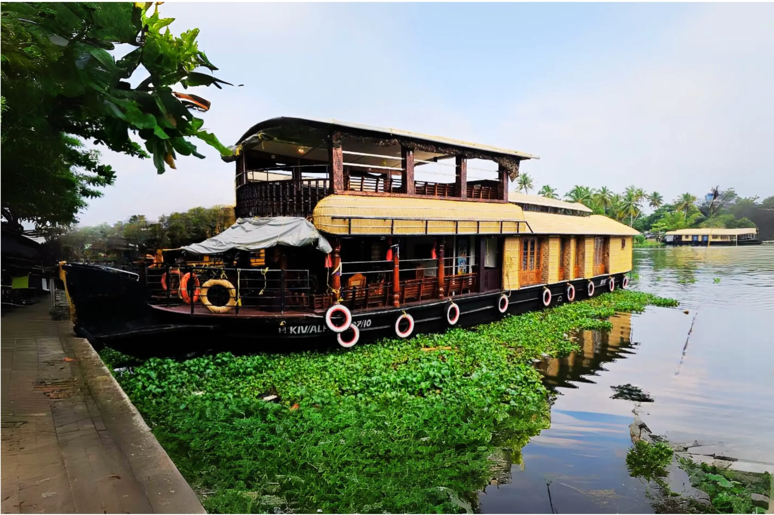 2 Bedroom Deluxe Houseboat