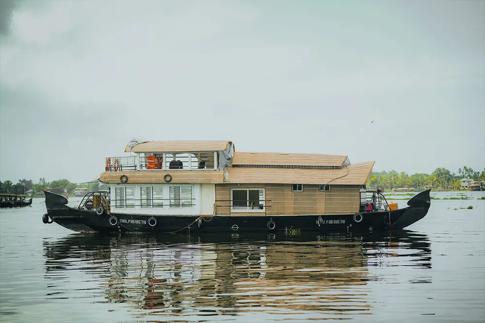 1 Bedroom Luxury Houseboat