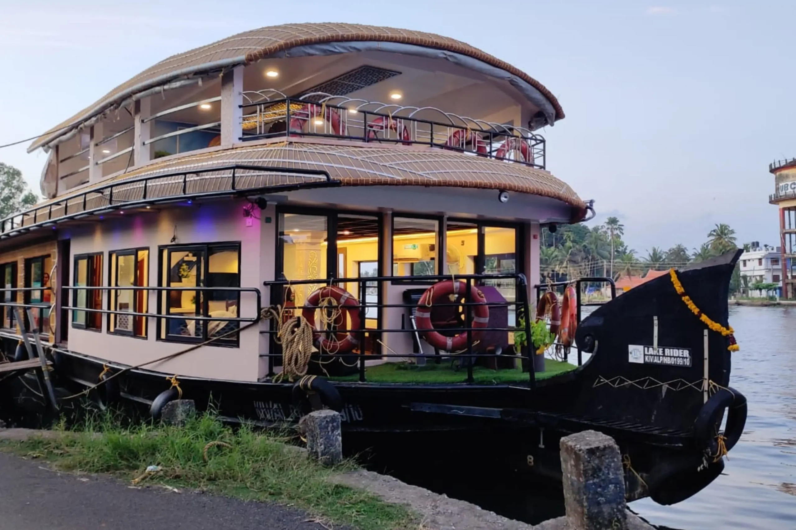 2 Bedroom Premium Houseboat