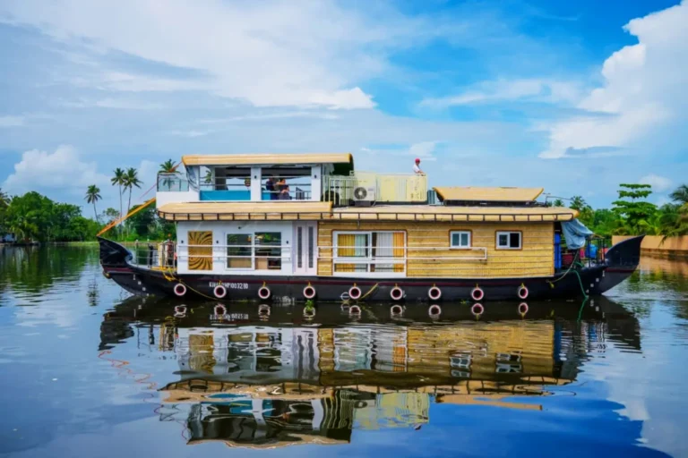 1 Bedroom Luxury Houseboat in Alleppey