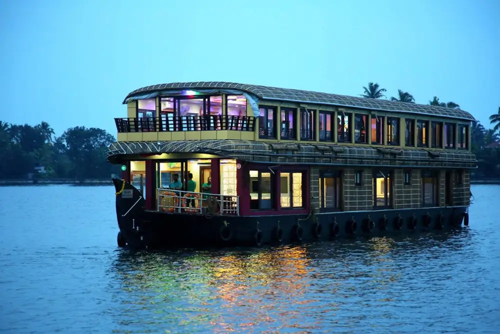 6 Bedroom Luxury Houseboat