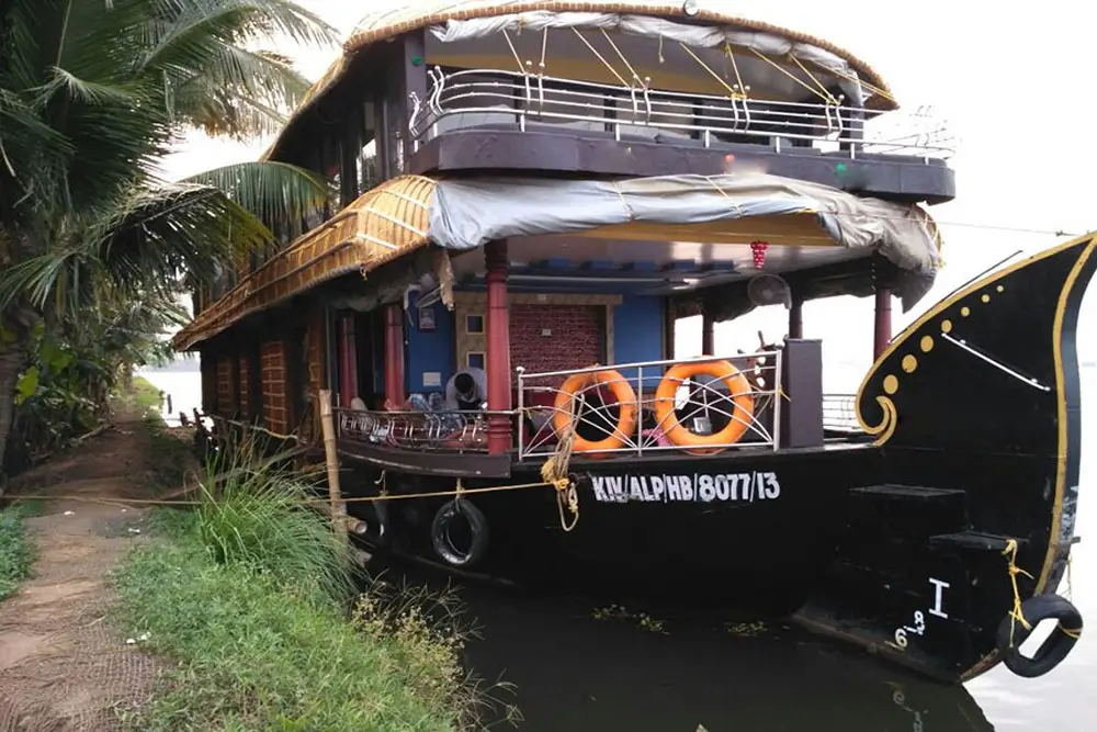 7 Bed room Deluxe Houseboat