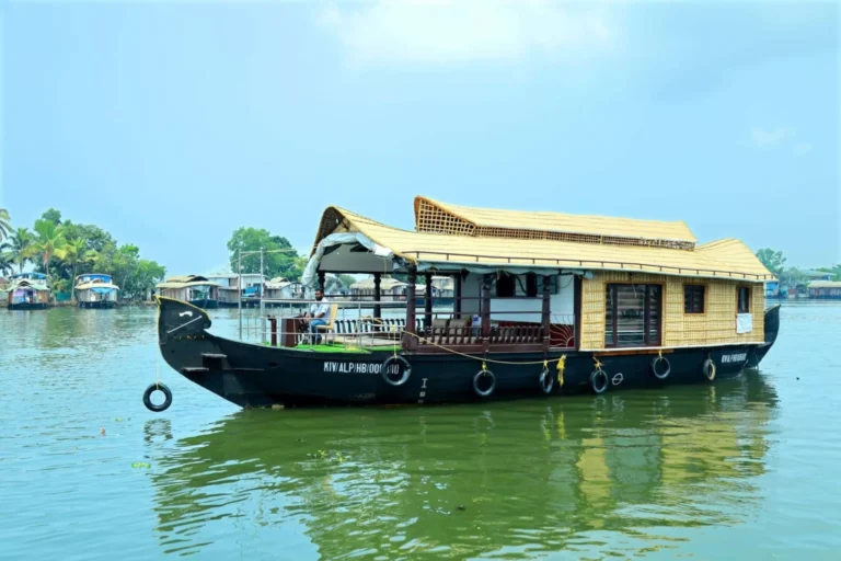 1 Bedroom Deluxe Houseboat