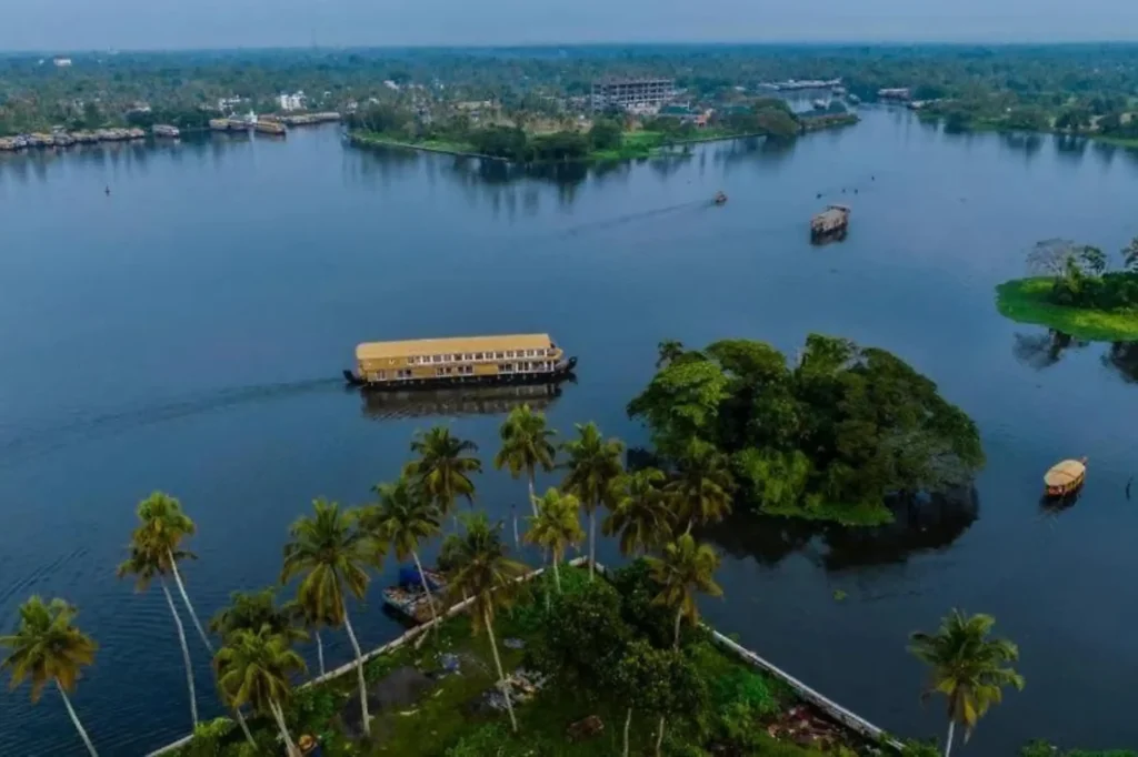 Top 10 Luxury houseboats in Alleppey Kerala