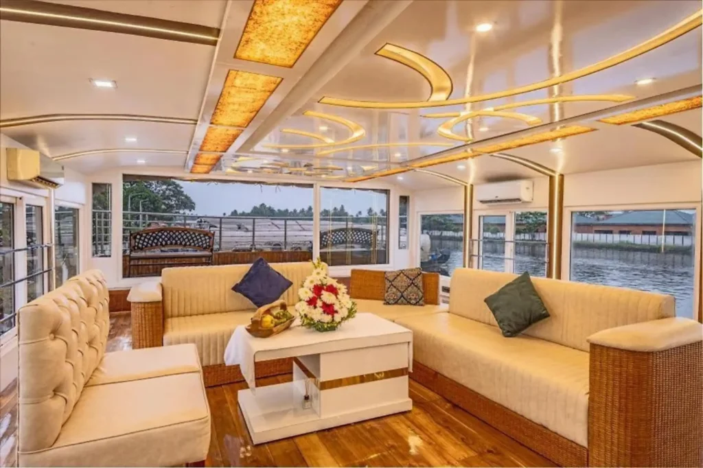 6 Bedroom Luxury Houseboat in Alleppey for Groups