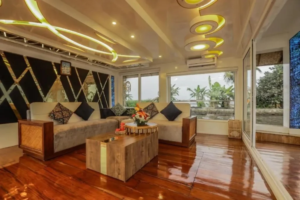 6 Bedroom Luxury Houseboat (