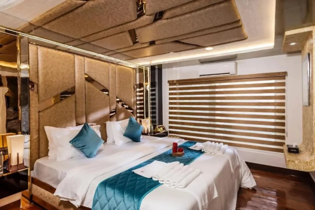 6 Bedroom Luxury Houseboat