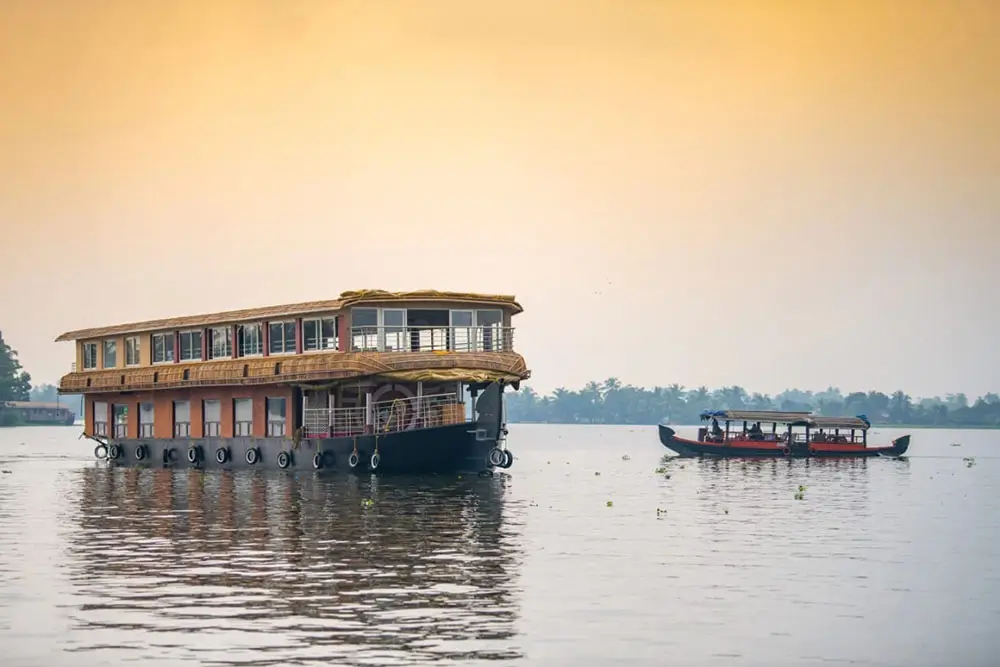 Deluxe-Houseboat