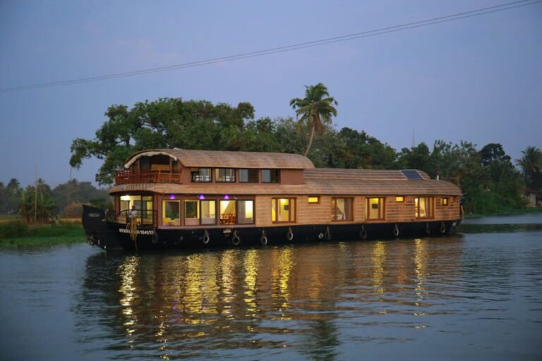 4 Bedroom Luxury Houseboat