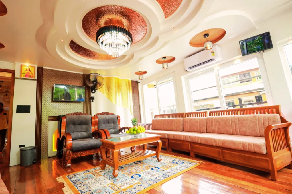 premium vs luxury houseboats in Alleppey