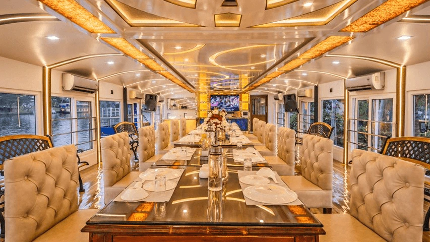 premium vs luxury houseboats in Alleppey