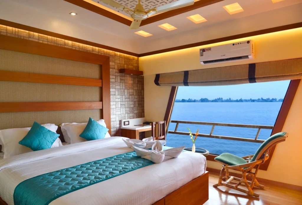 premium vs luxury houseboats in Alleppey