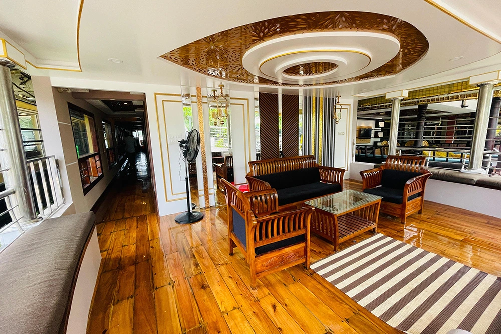 premium vs luxury houseboats in Alleppey