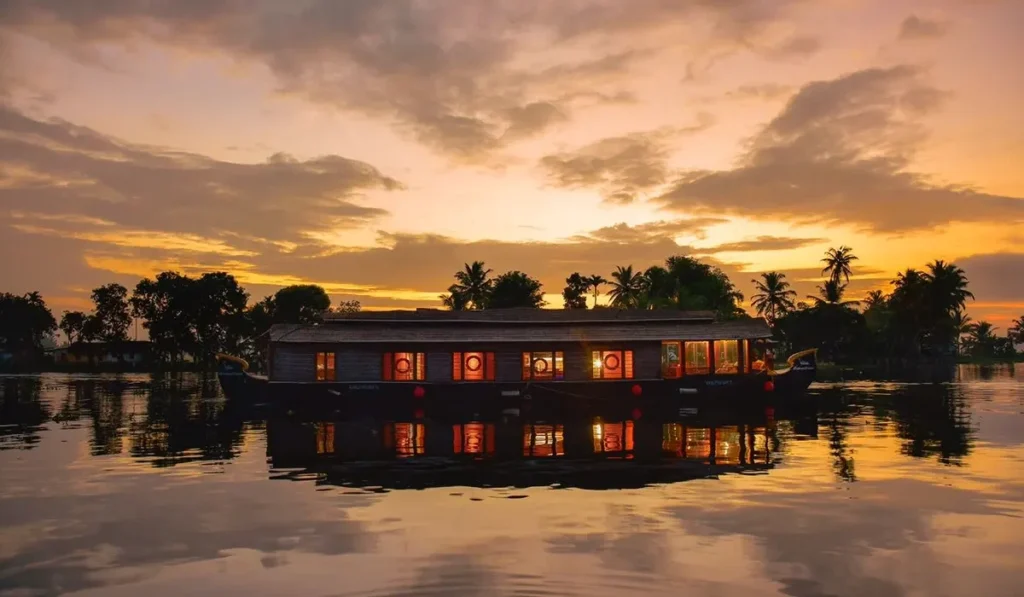 premium vs luxury houseboats in Alleppey