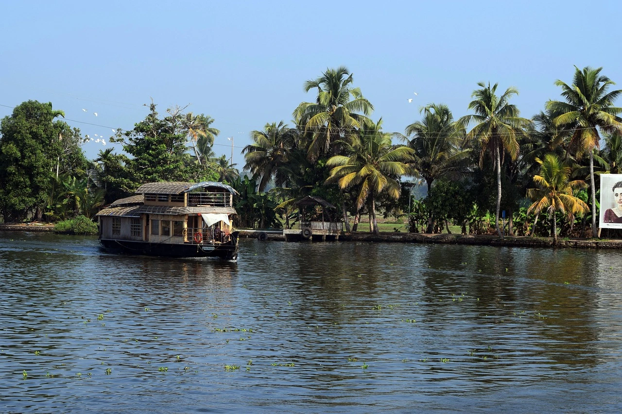 Alleppey houseboat trip in monsoon