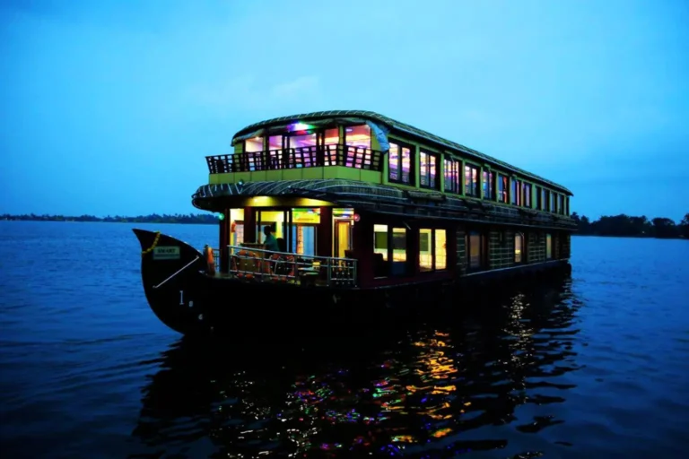 5 Bedroom Luxury Houseboat in Alleppey
