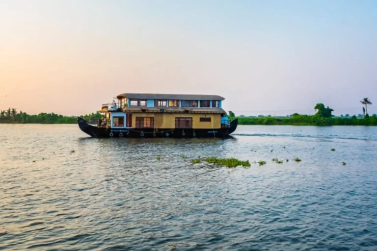 3 Bedroom Luxury Houseboat