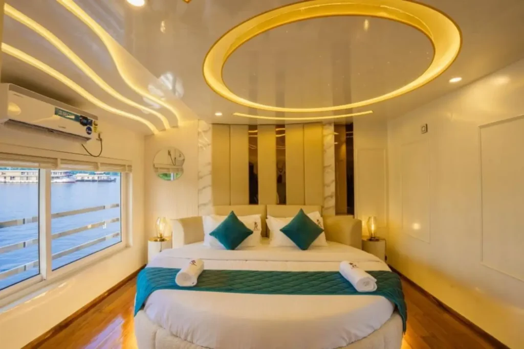 Luxury 1 day houseboat trip in Alleppey with scenic backwater views