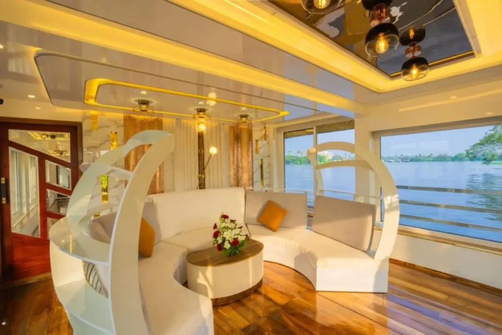 Safe and comfortable Kerala houseboat in Alleppey backwaters