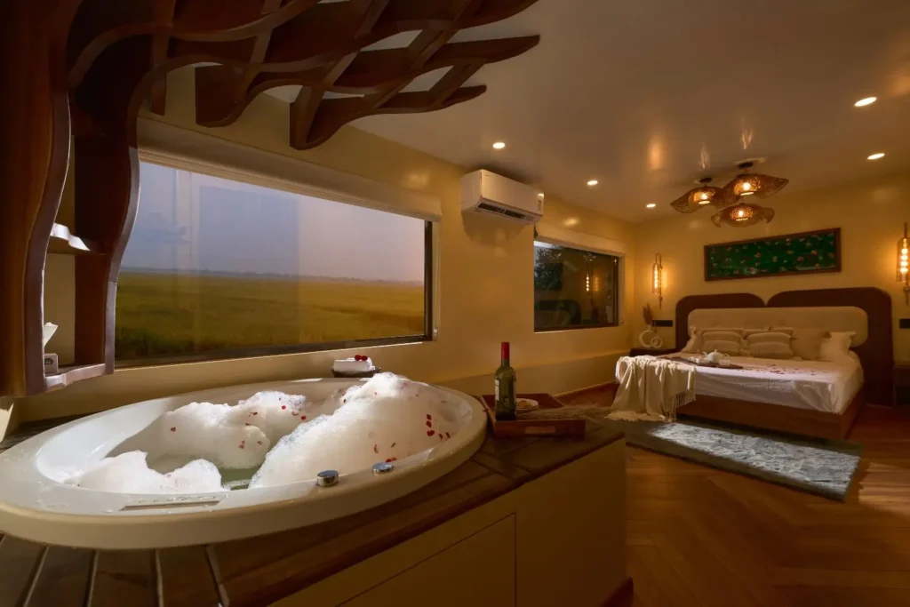 1 Bedroom Luxury Houseboat with Jacuzzi in Alleppey