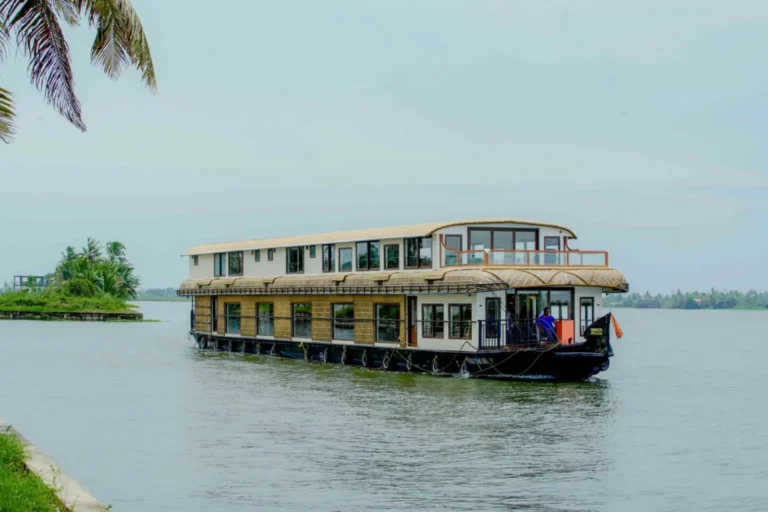 7 Bedroom Luxury Houseboat in alleppey